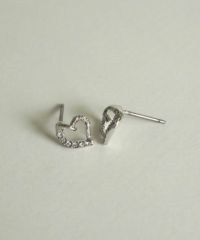 スランティングハートチタンポストピアス【MUK petite charme】