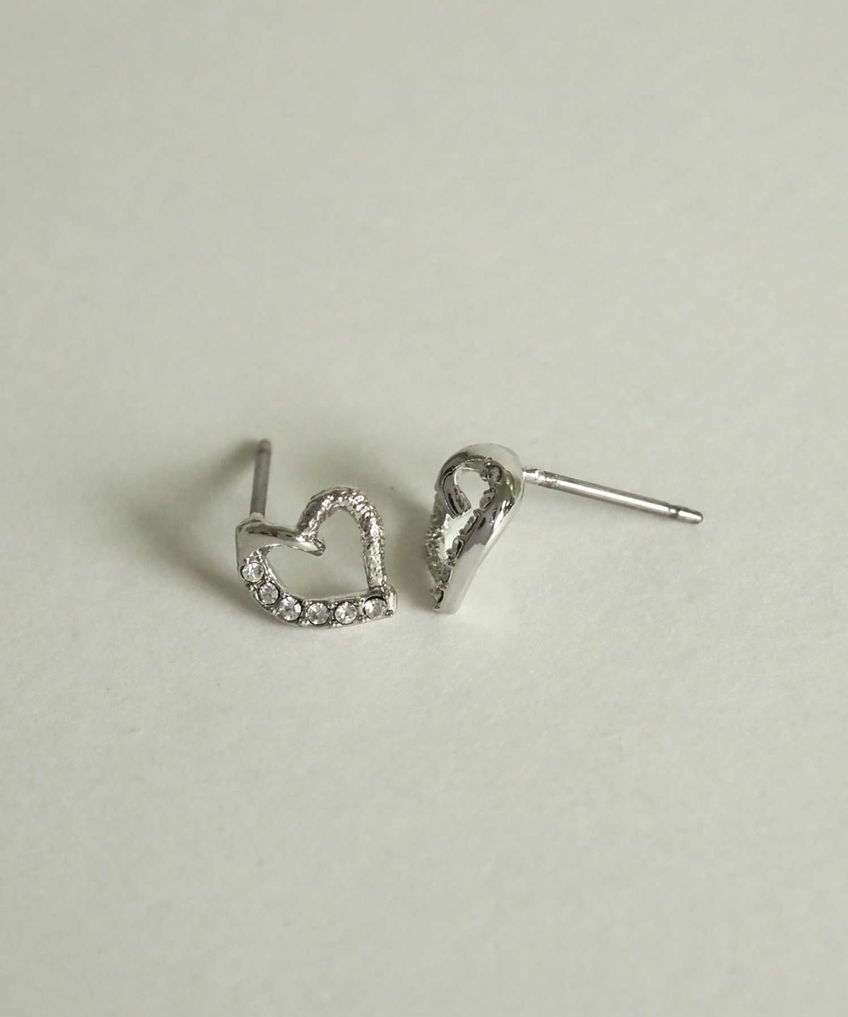 スランティングハートチタンポストピアス【MUK petite charme】