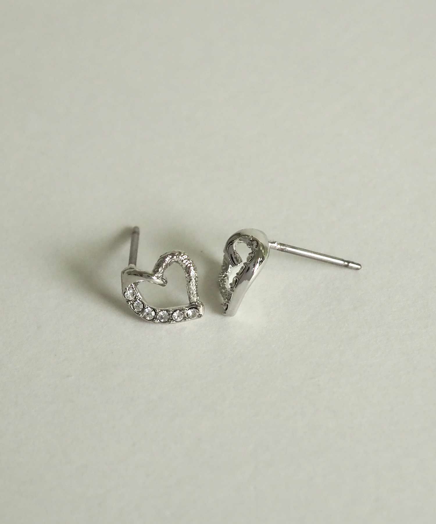 スランティングハートチタンポストピアス【MUK petite charme】