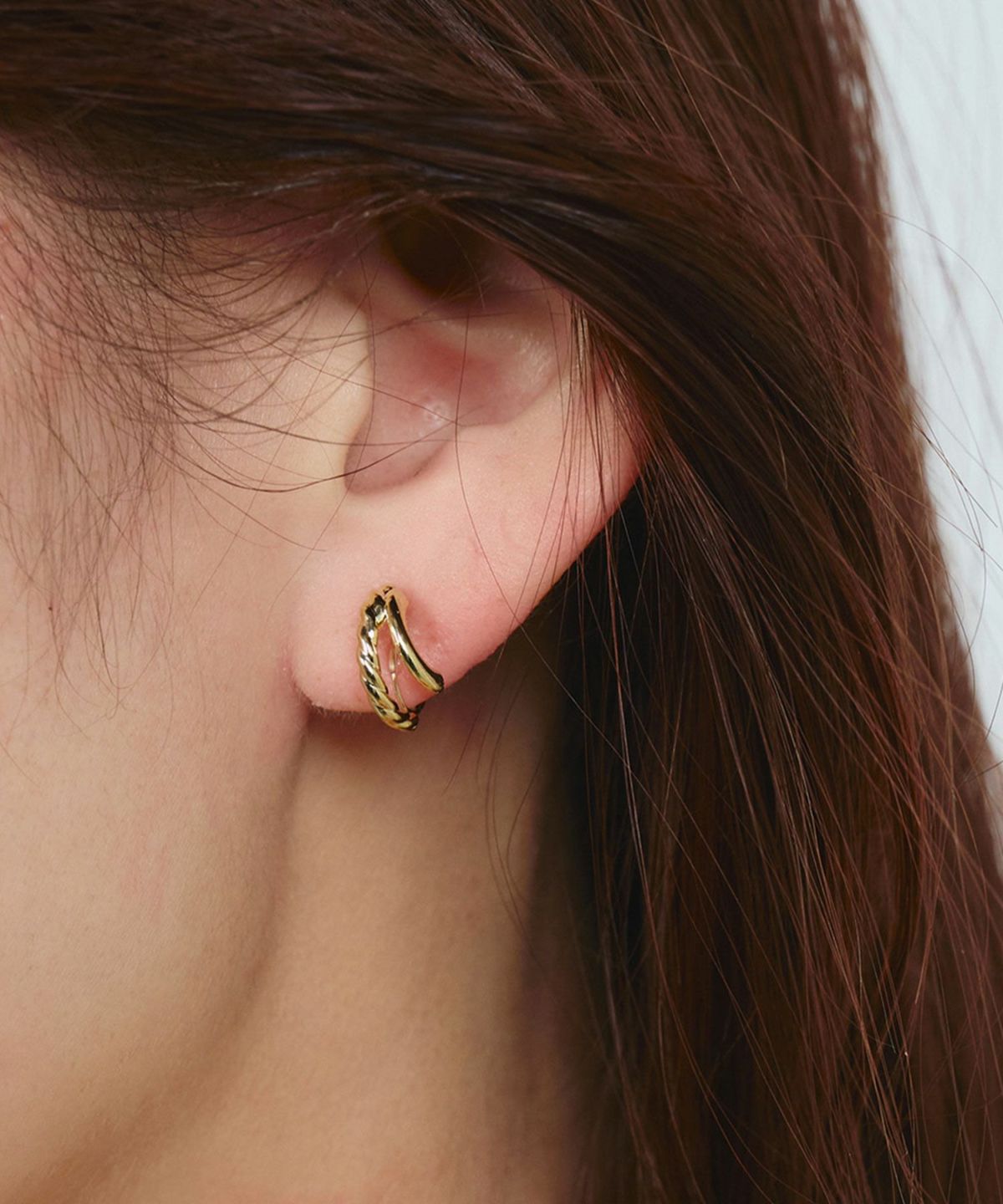 【web限定】ツイストダブルラインクリスタルループフィットイヤリング