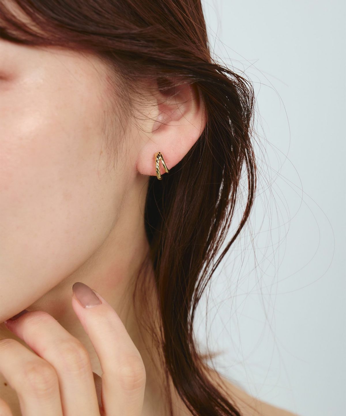 【web限定】ツイストダブルラインクリスタルループフィットイヤリング