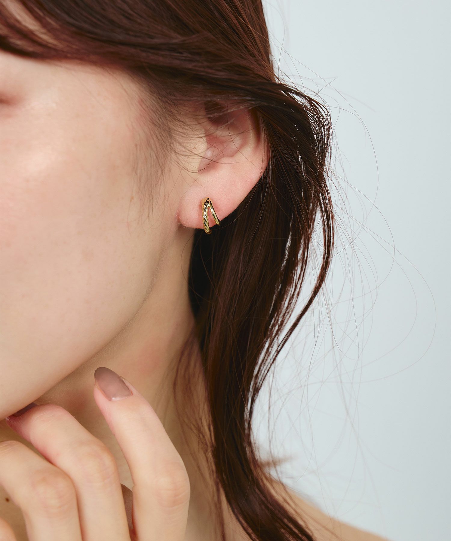 【web限定】ツイストダブルラインクリスタルループフィットイヤリング