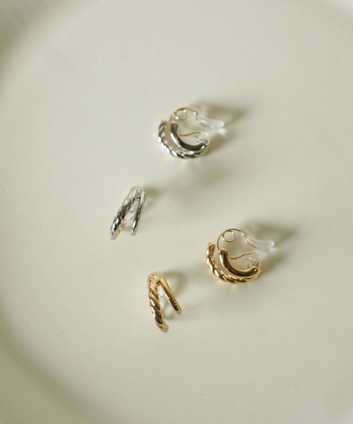 【web限定】ツイストダブルラインクリスタルループフィットイヤリング