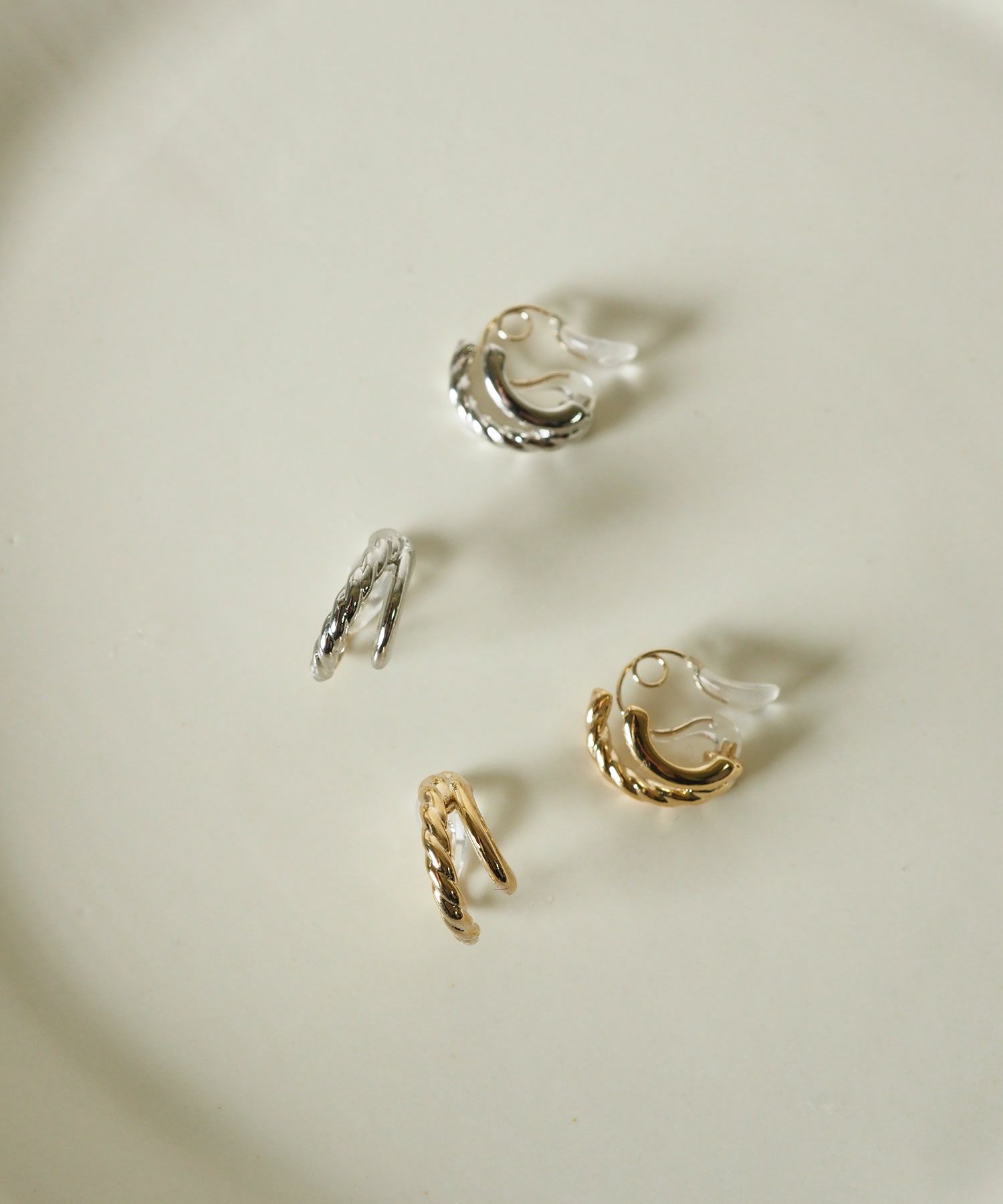 【web限定】ツイストダブルラインクリスタルループフィットイヤリング