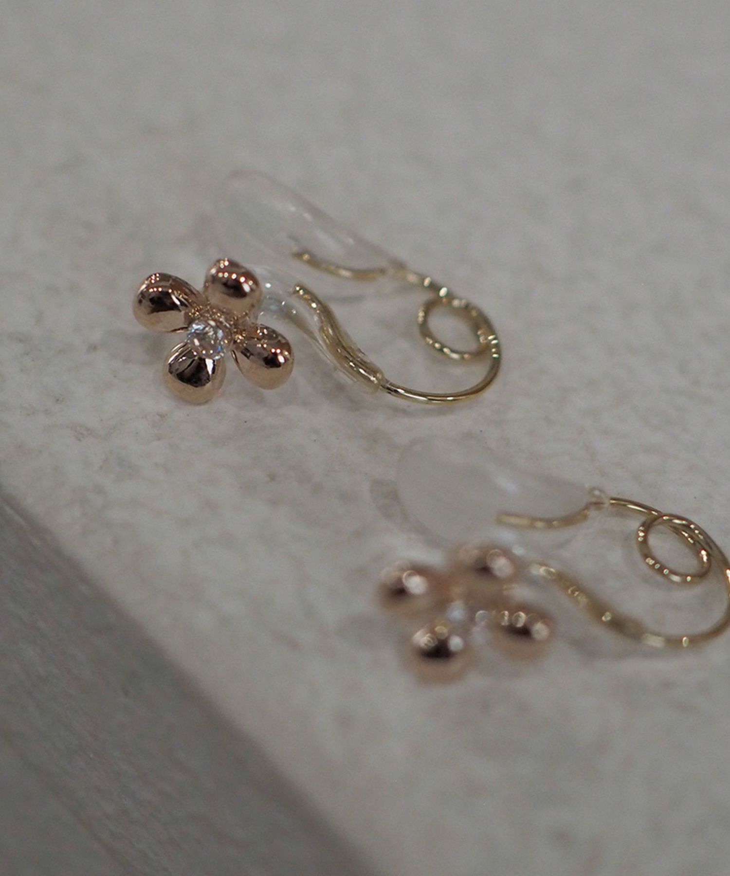 【web限定】メタルフラワークリスタルループフィットイヤリング