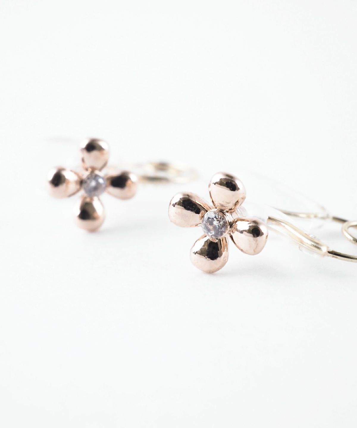 【web限定】メタルフラワークリスタルループフィットイヤリング