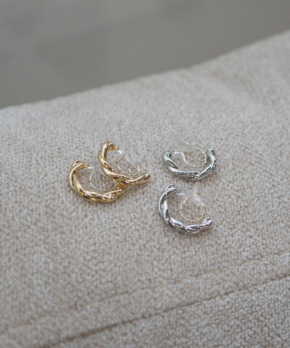 【web限定】ツイストラインクリスタルループフィットイヤリング