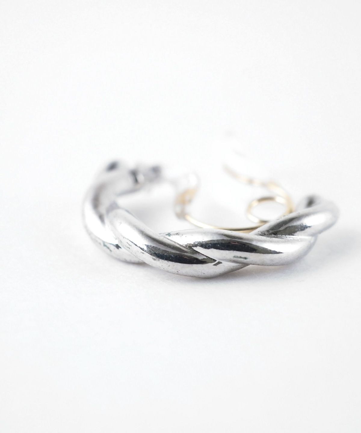 【web限定】ツイストラインクリスタルループフィットイヤリング