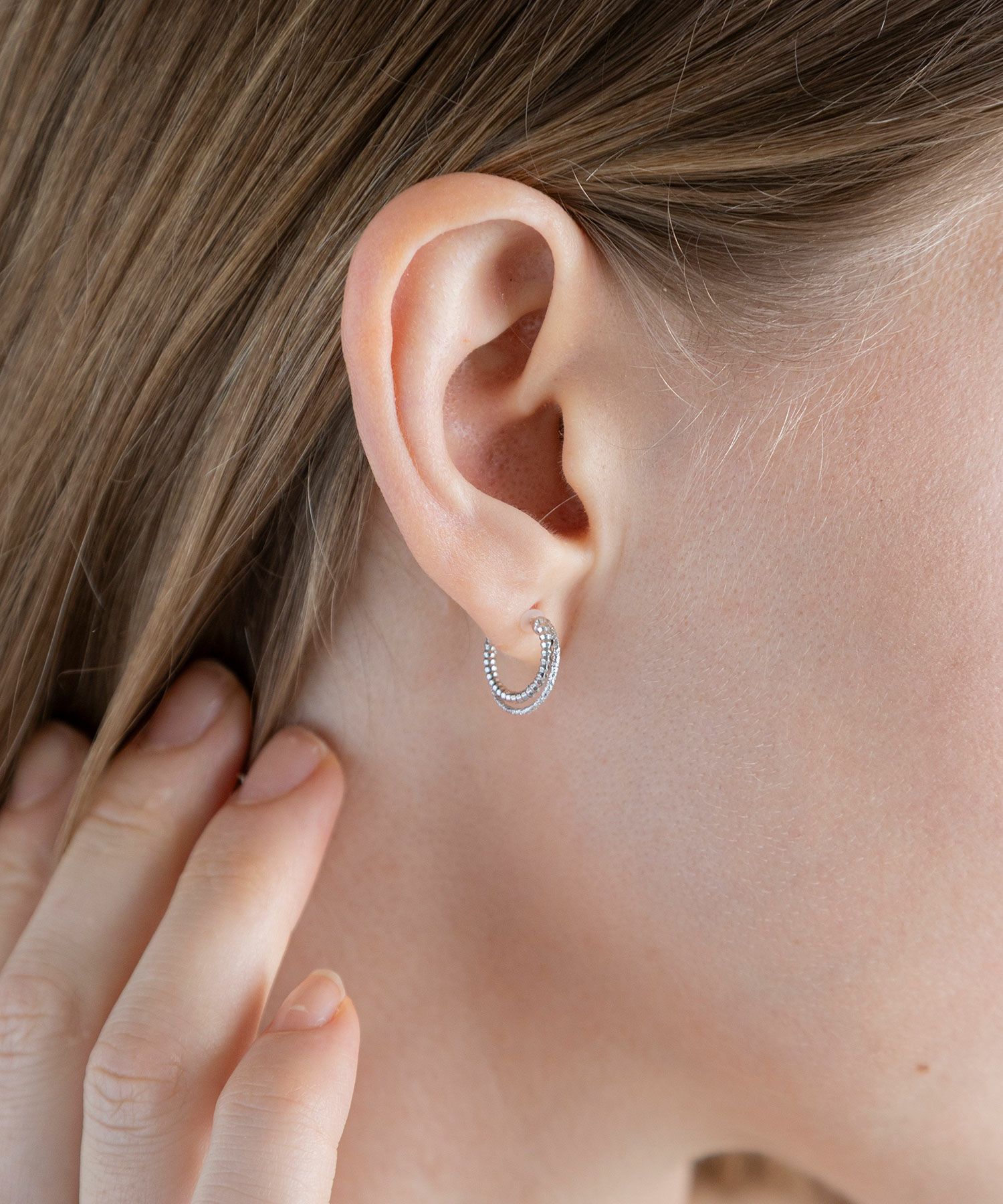 【web限定】ダブルテクスチャライン樹脂コーティングポストピアス