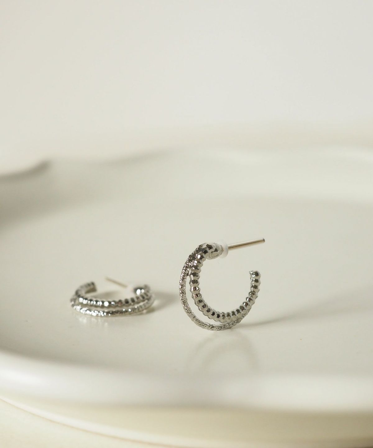 【web限定】ダブルテクスチャライン樹脂コーティングポストピアス