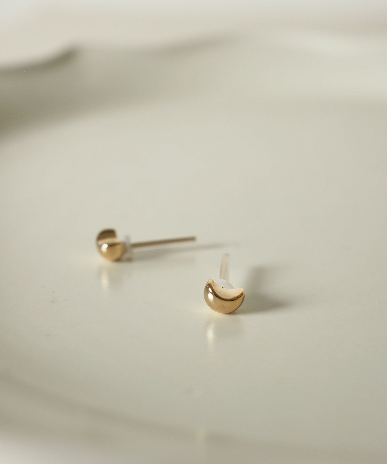 【web限定】カーブボール樹脂コーティングポストピアス