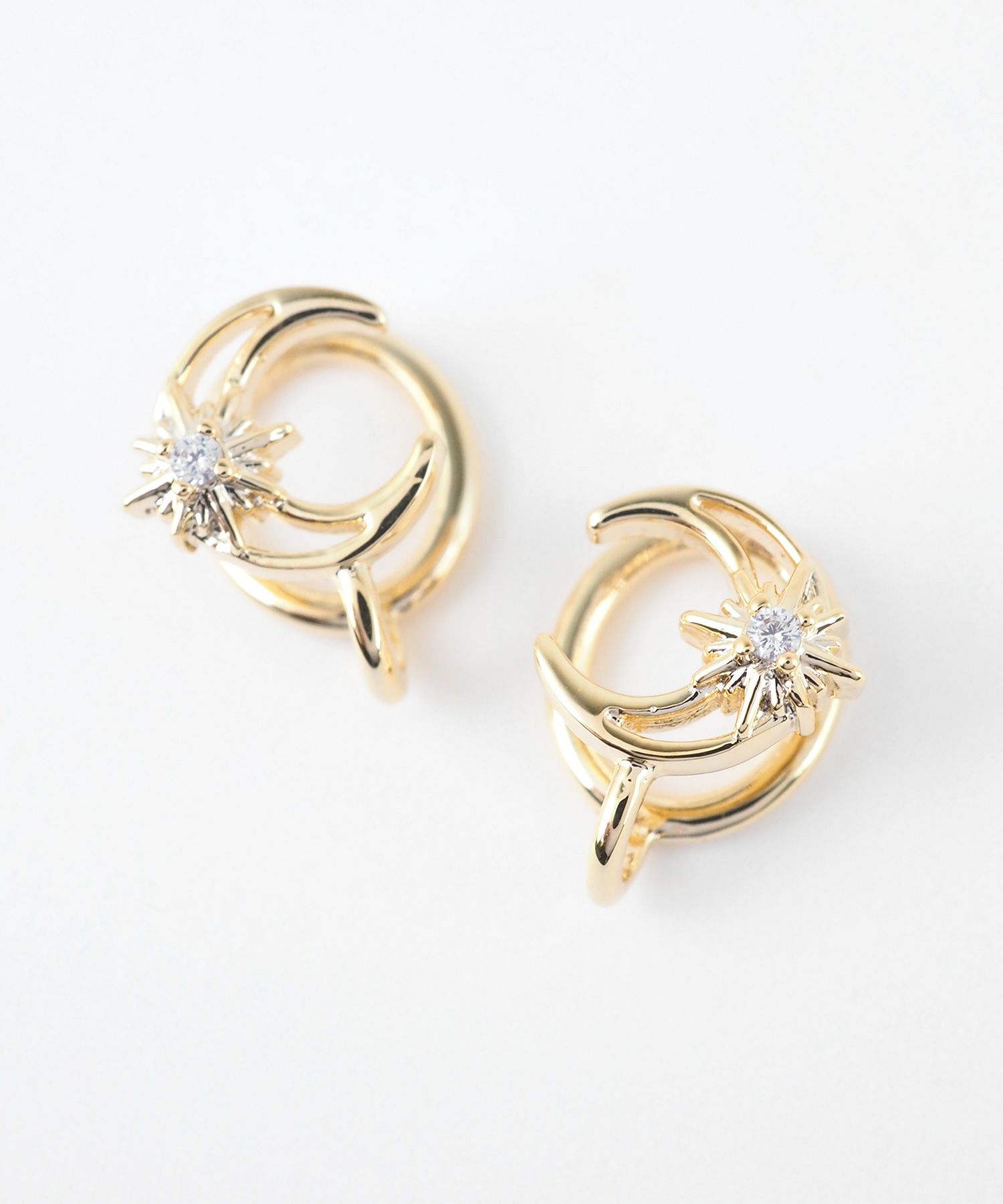 クレセントムーンストーンラウンドメタルイヤリング