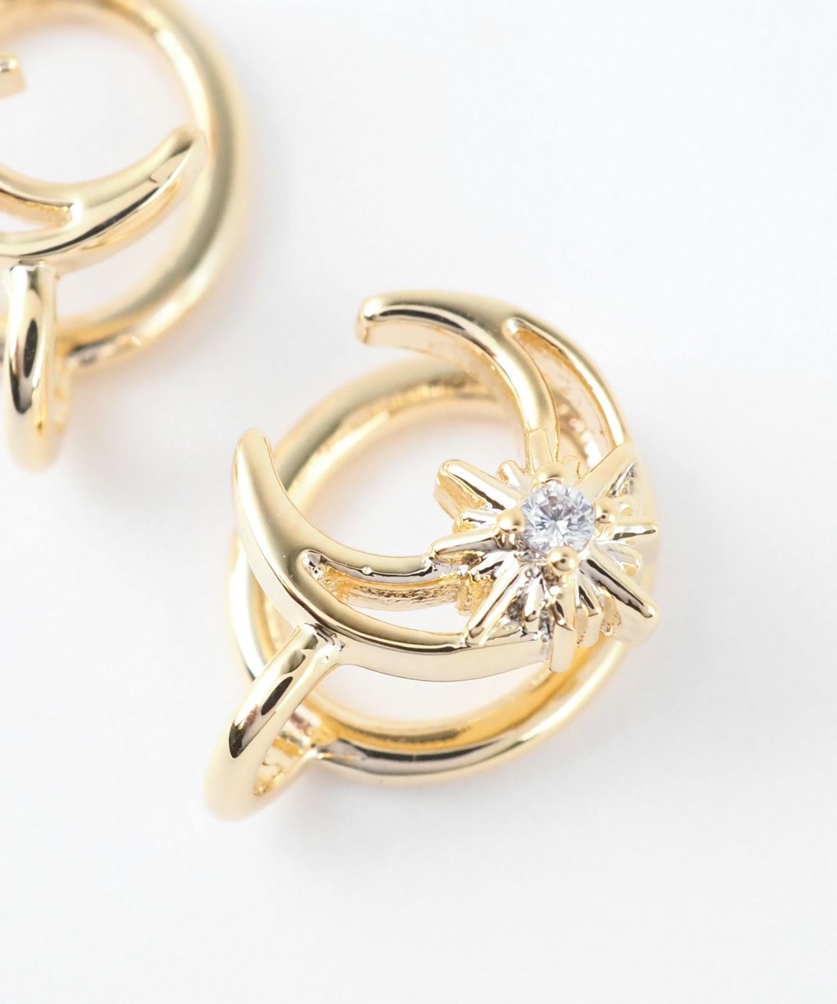 クレセントムーンストーンラウンドメタルイヤリング