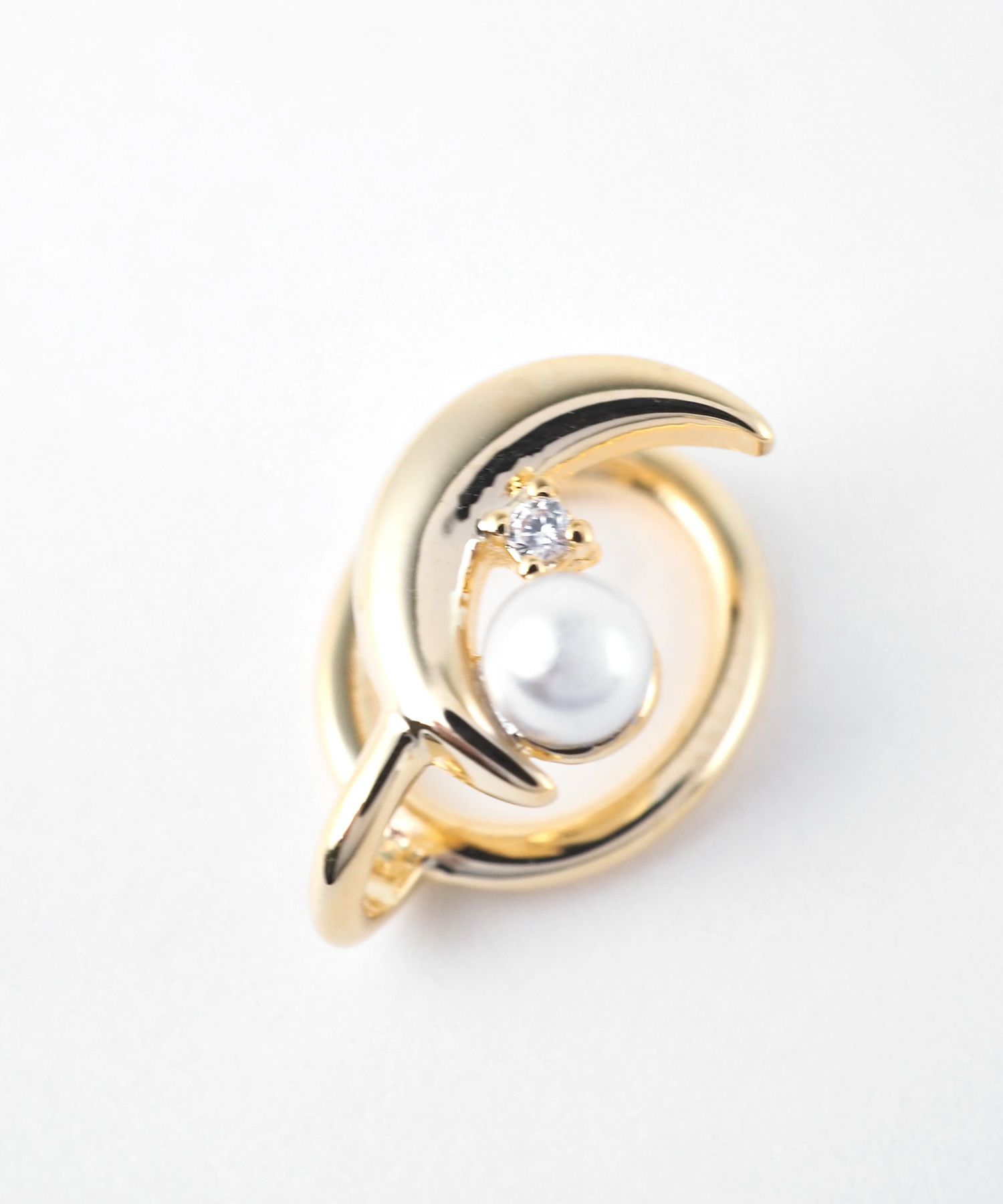 クレセントムーンパールラウンドメタルイヤリング