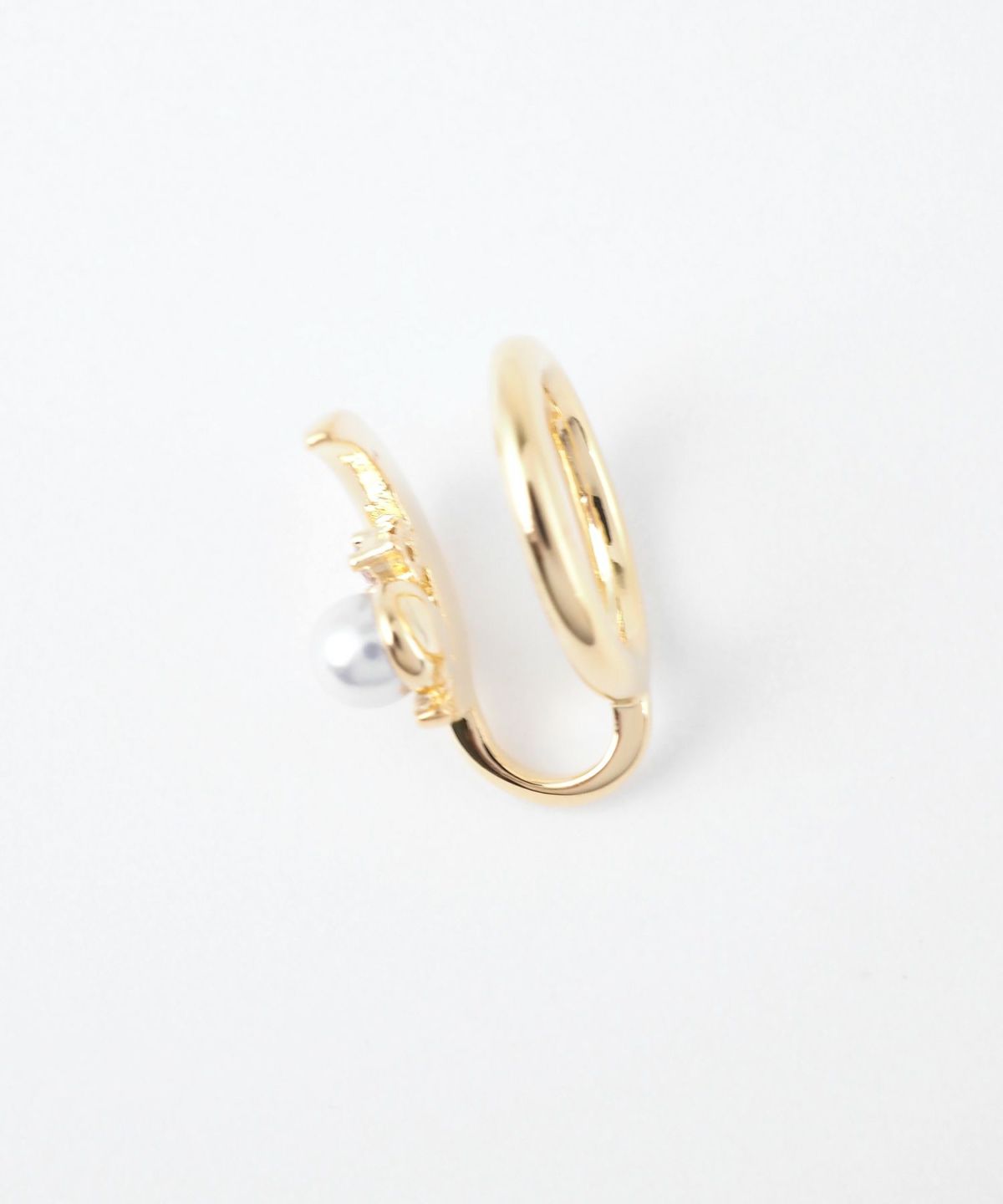 クレセントムーンパールラウンドメタルイヤリング