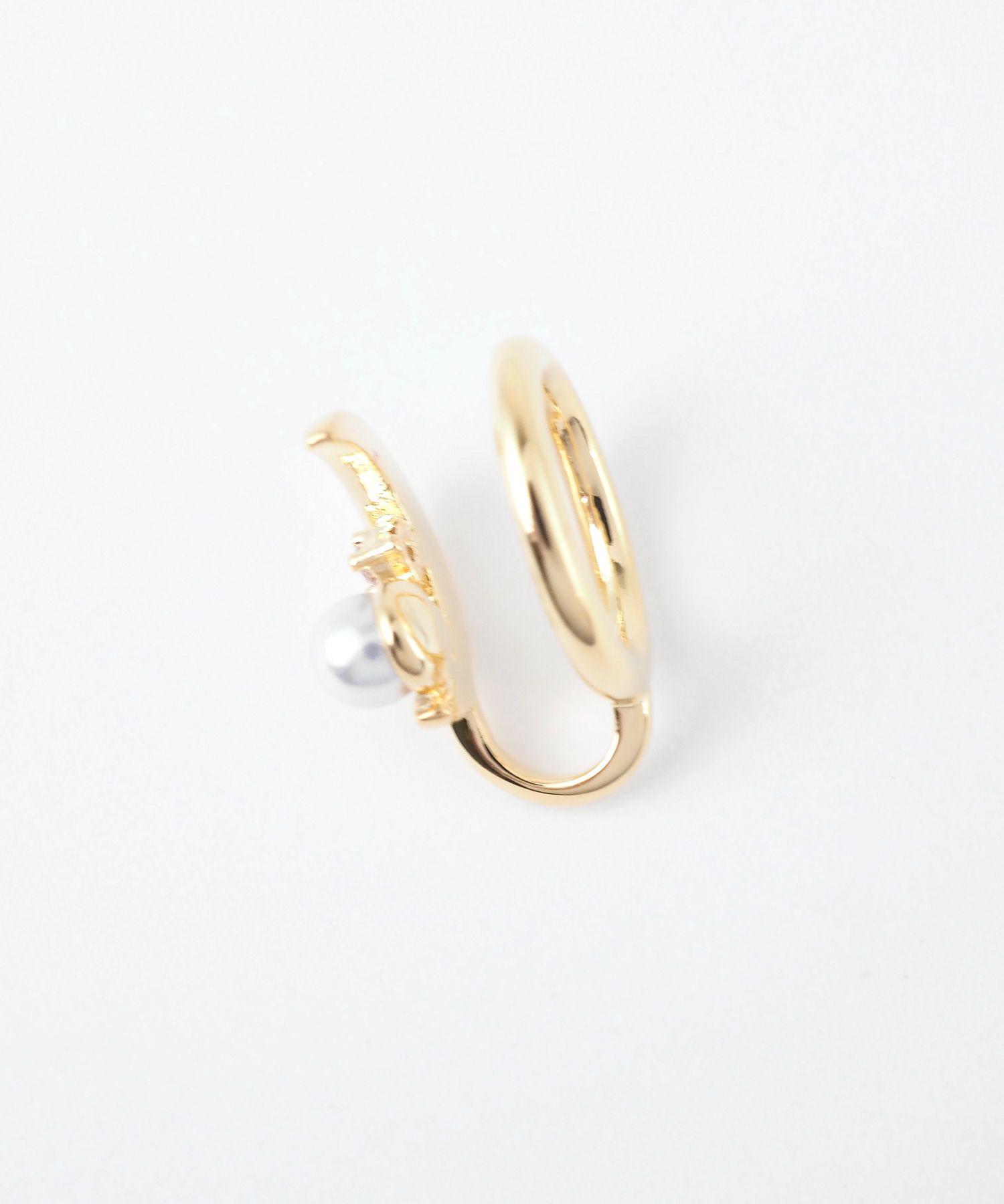 クレセントムーンパールラウンドメタルイヤリング