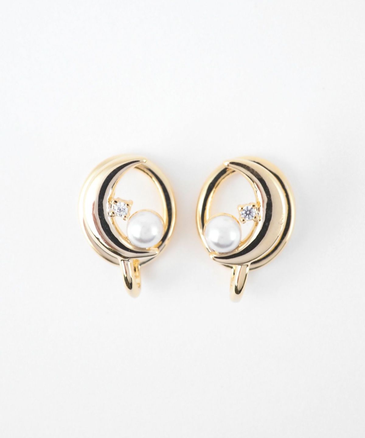 クレセントムーンパールラウンドメタルイヤリング