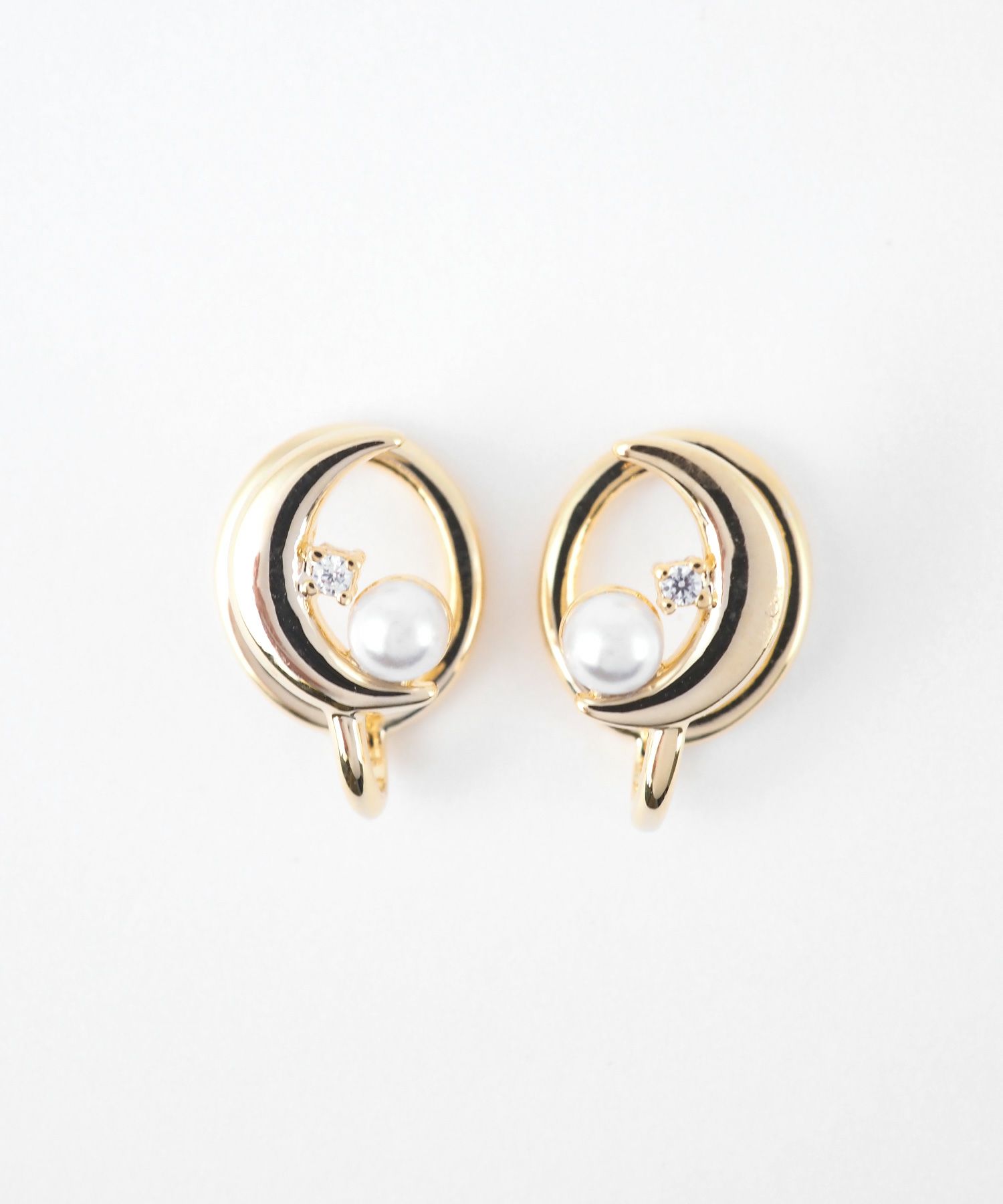 クレセントムーンパールラウンドメタルイヤリング