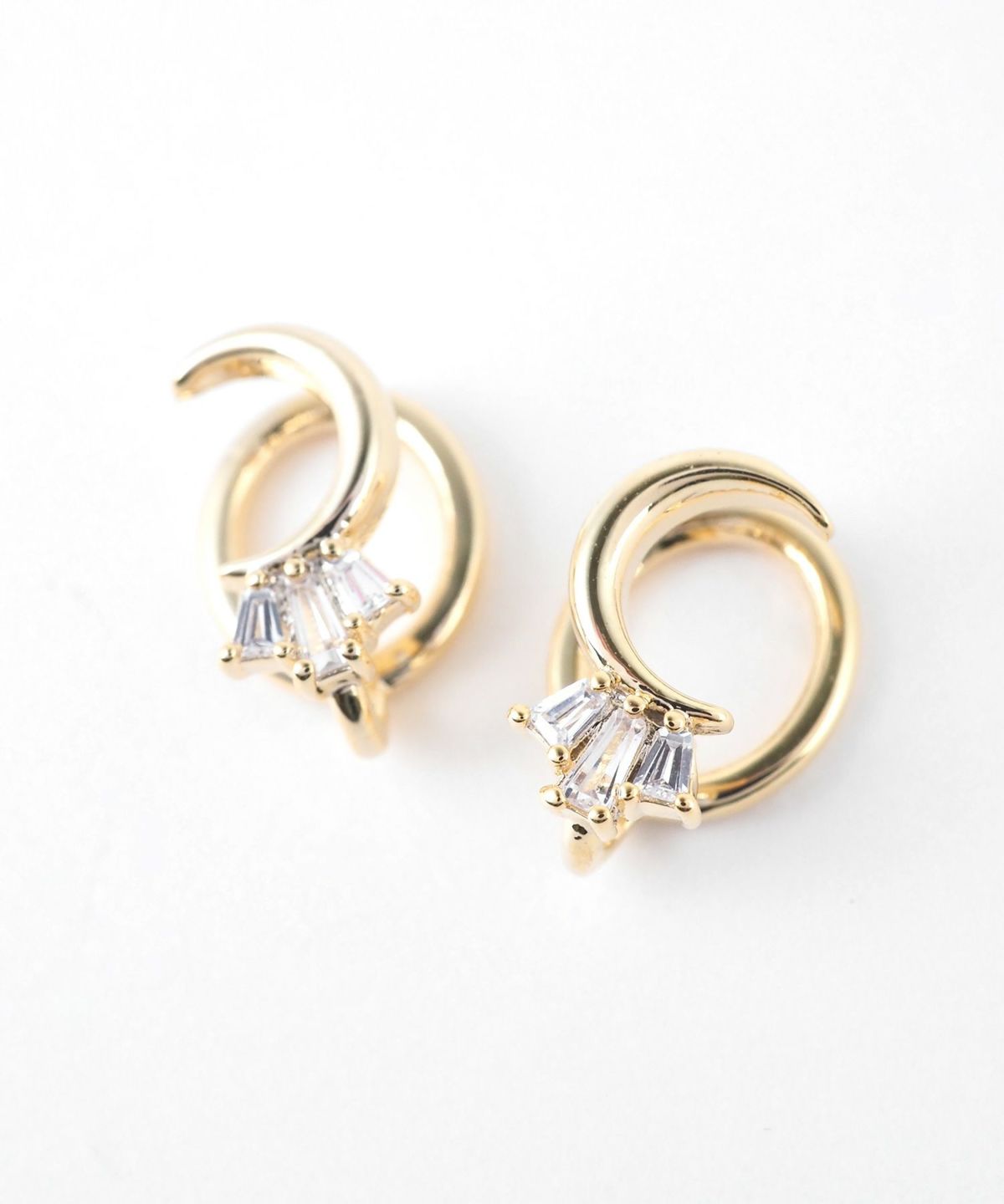 クレセントムーンバゲットキュービックラウンドメタルイヤリング