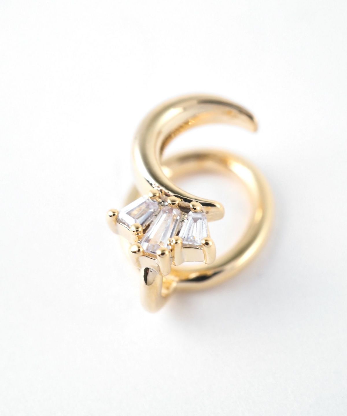 クレセントムーンバゲットキュービックラウンドメタルイヤリング