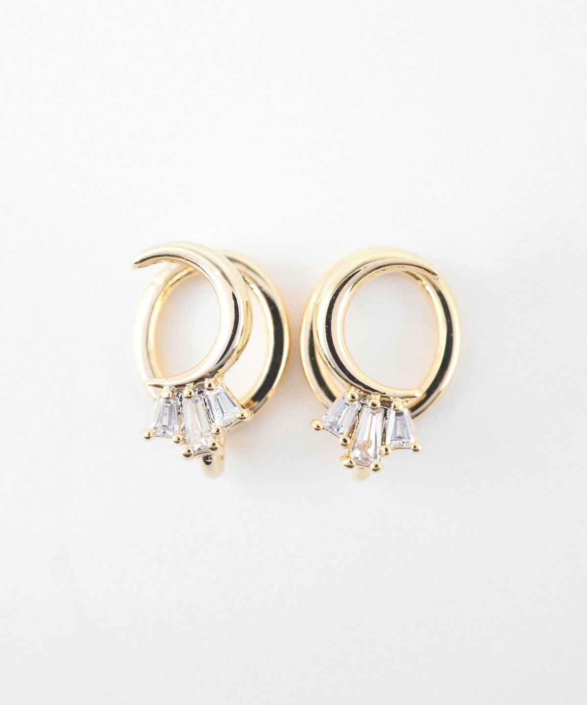 クレセントムーンバゲットキュービックラウンドメタルイヤリング