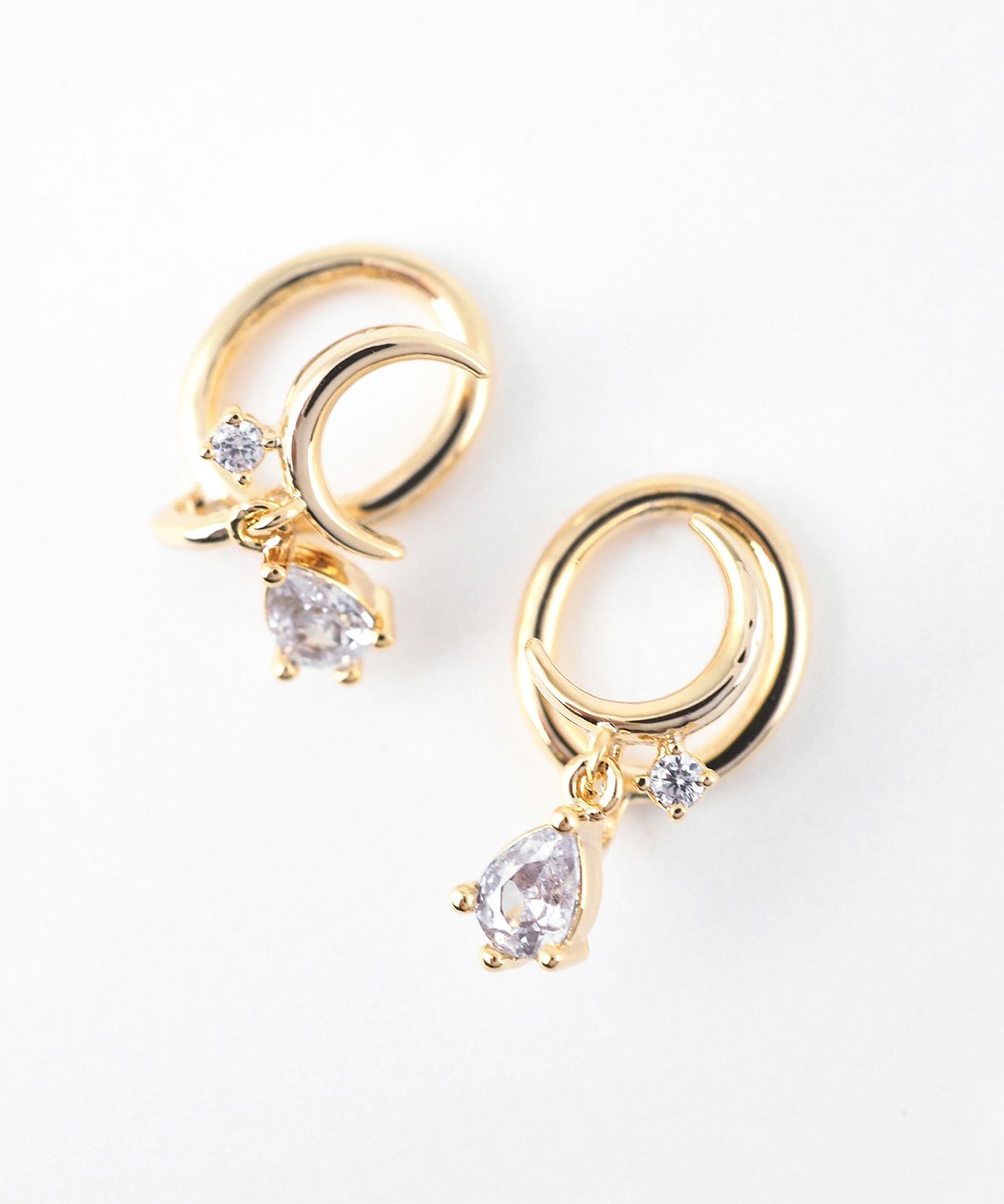 クレセントムーンドロップキュービックラウンドメタルイヤリング