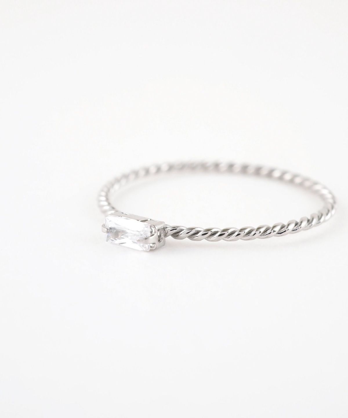 ツイストキュービックジルコニアサージカルステンレスリング