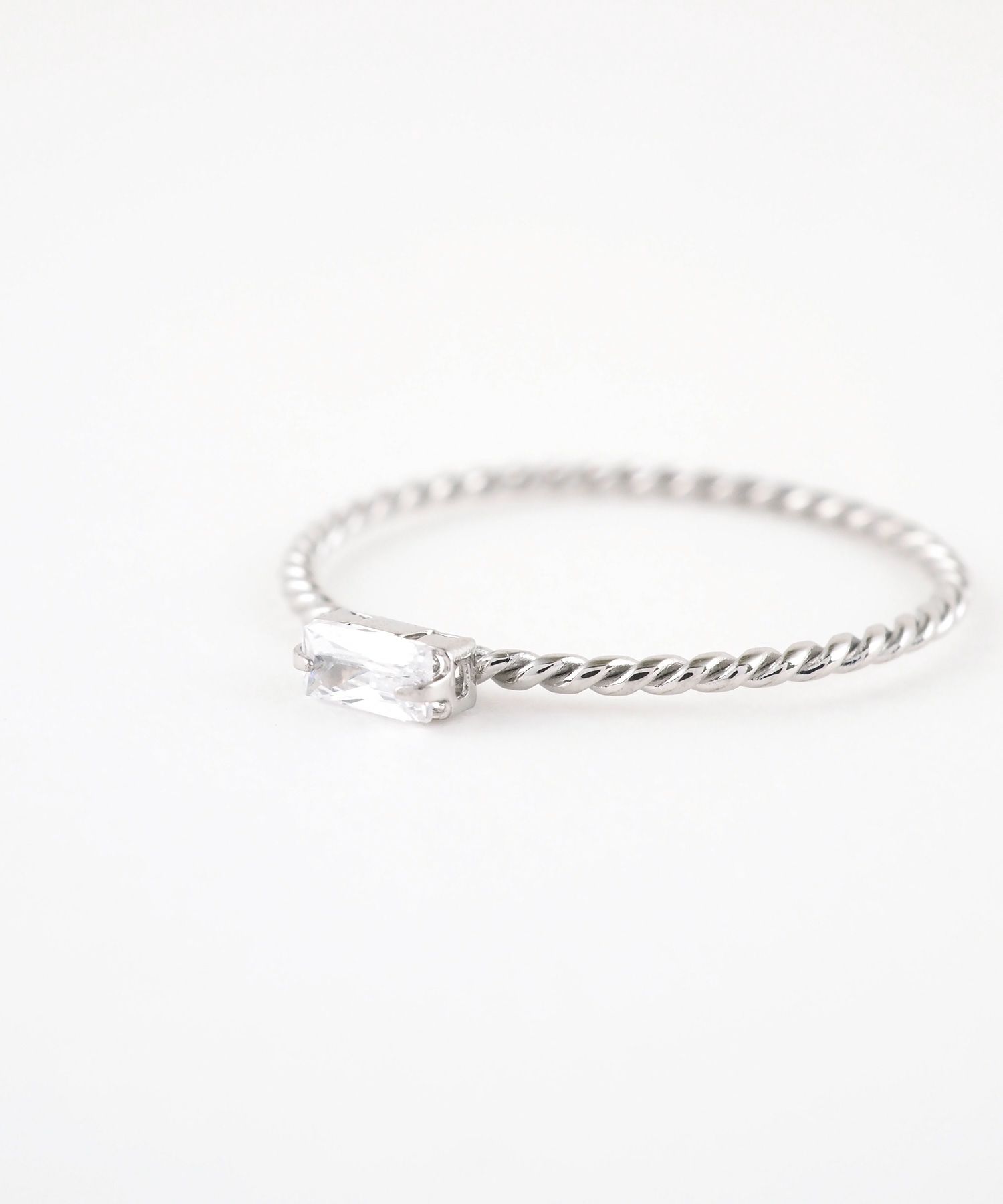 ツイストキュービックジルコニアサージカルステンレスリング