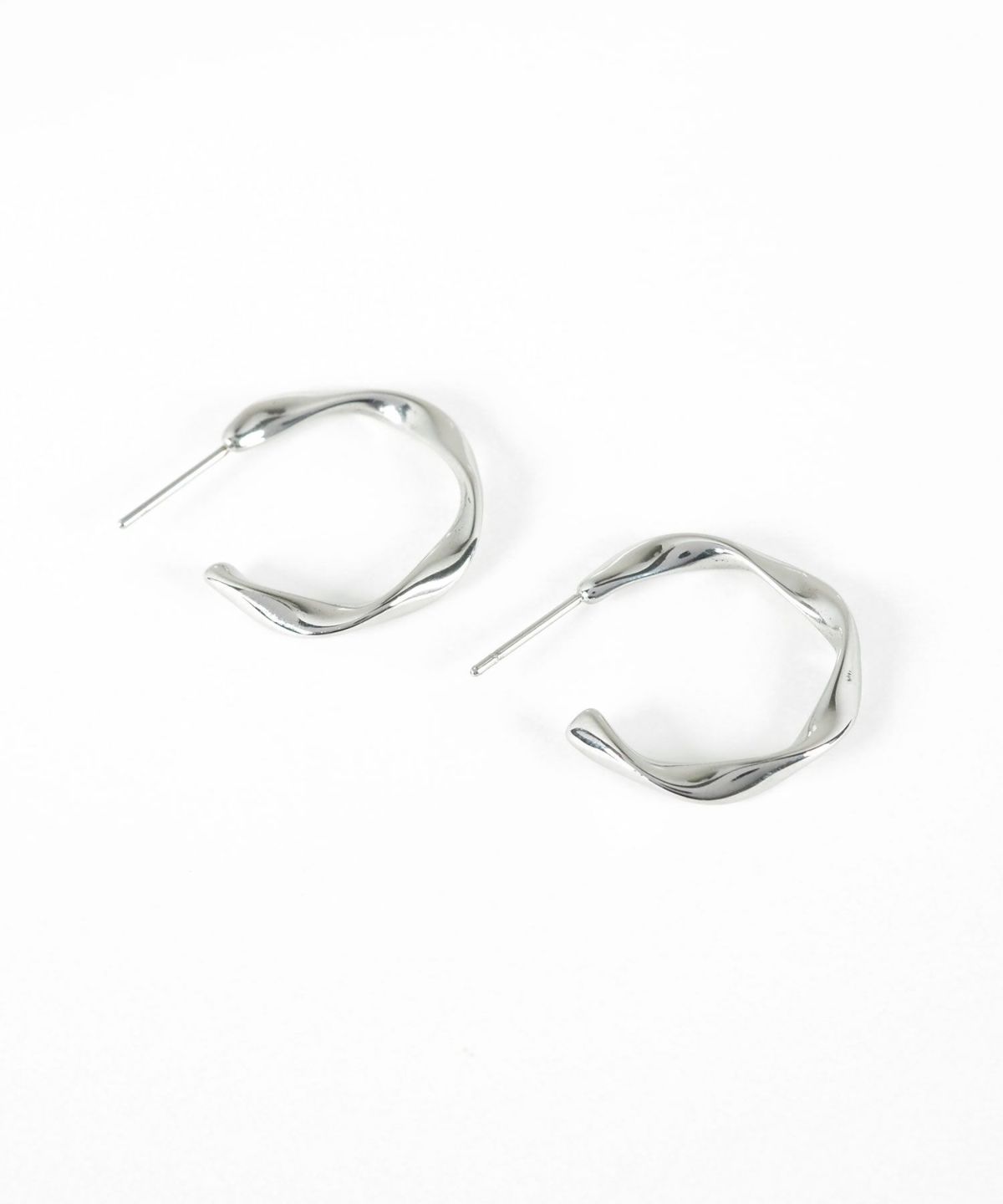 ツイストフープステンレスポストピアス【MUK lucenzio】