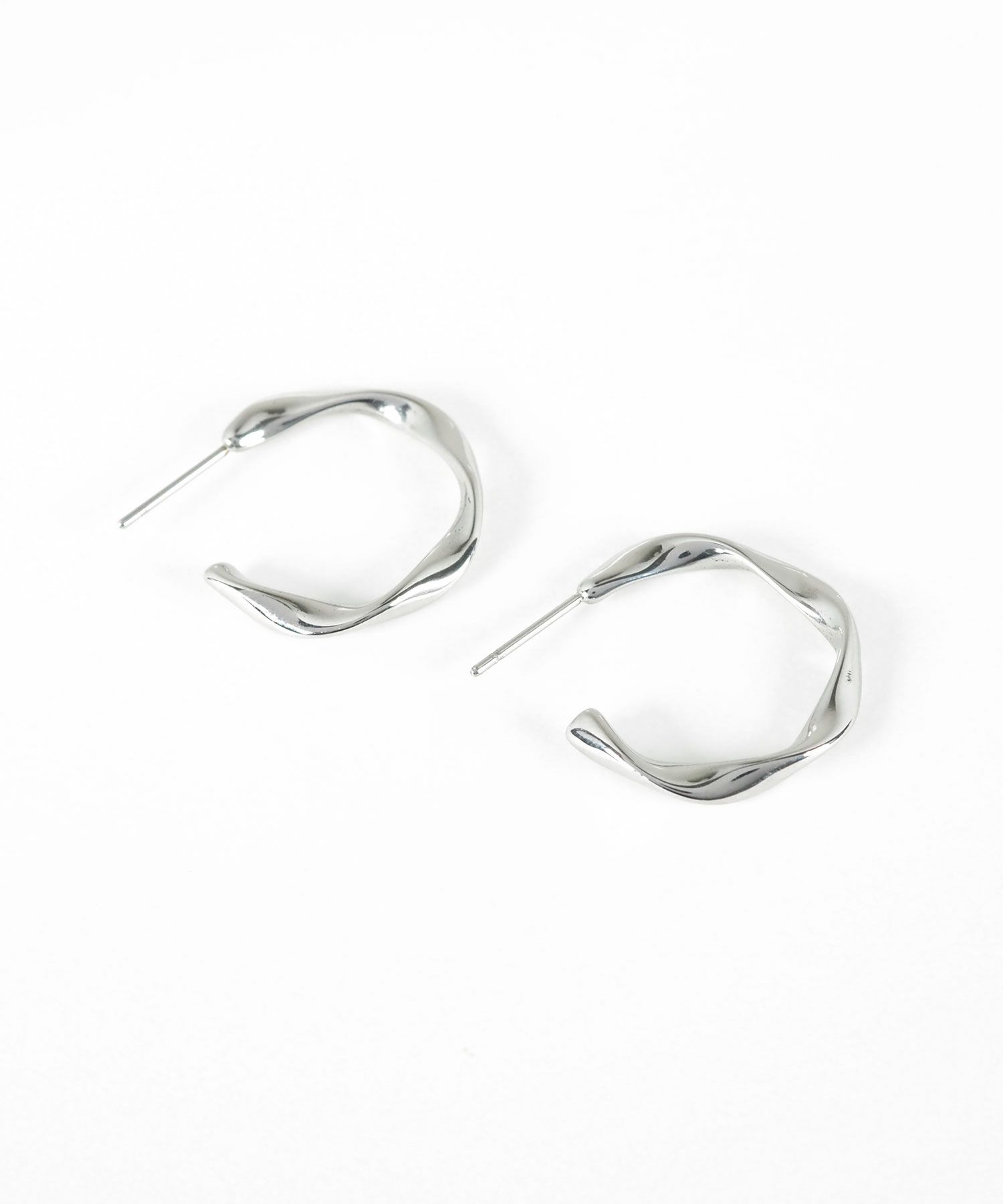 ツイストフープステンレスポストピアス【MUK lucenzio】