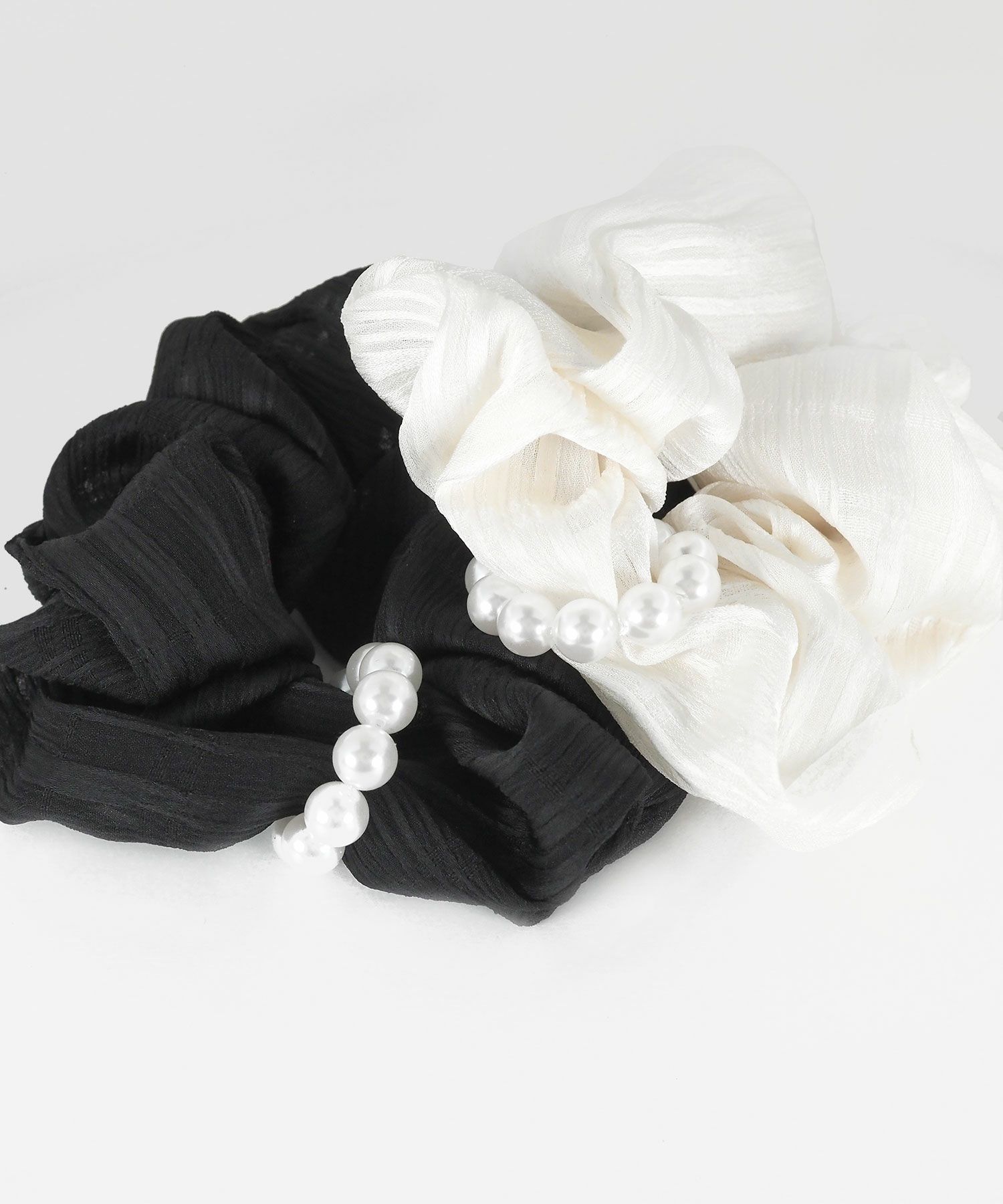 パールラインチャーム付きシュシュ