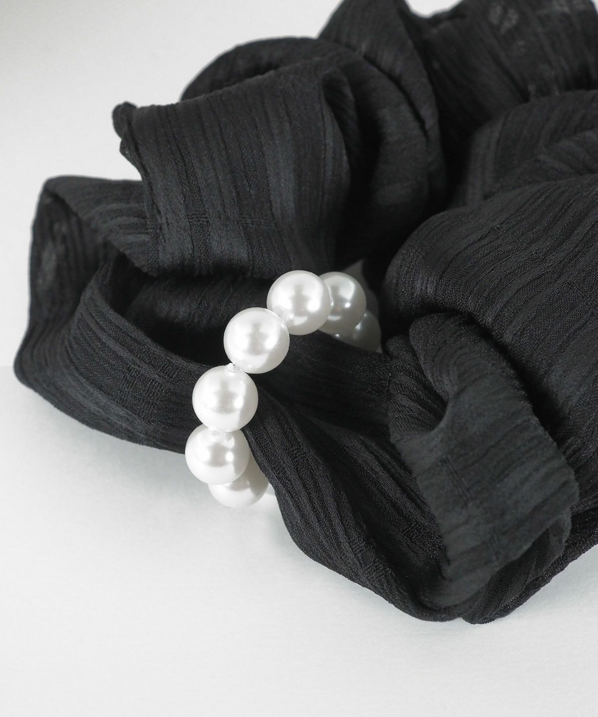 パールラインチャーム付きシュシュ