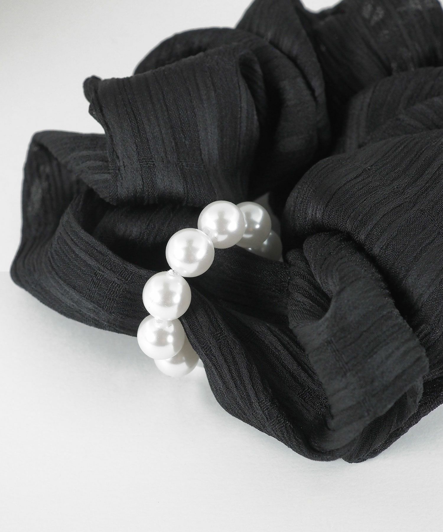 パールラインチャーム付きシュシュ