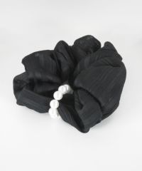 パールラインチャーム付きシュシュ