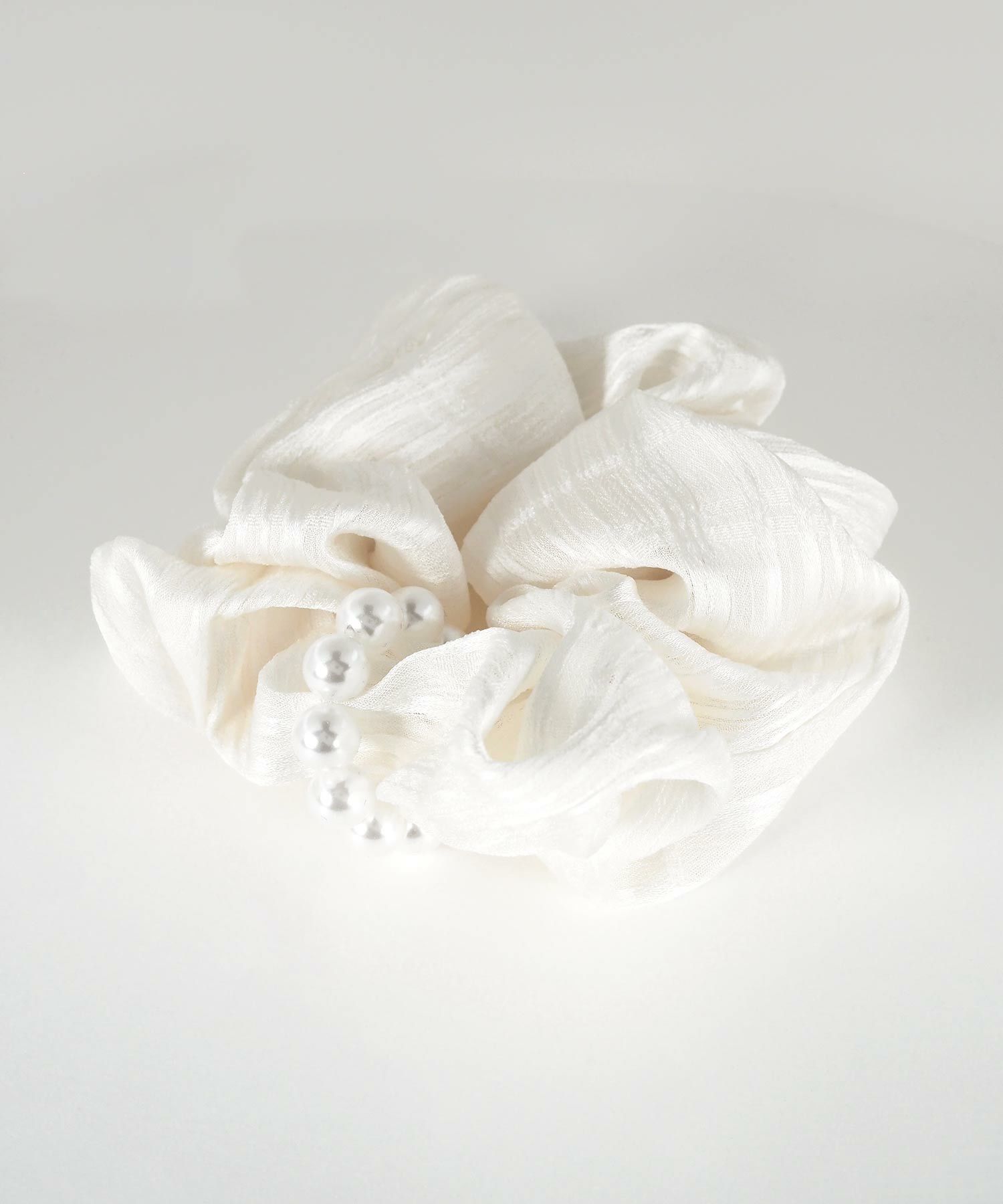 パールラインチャーム付きシュシュ