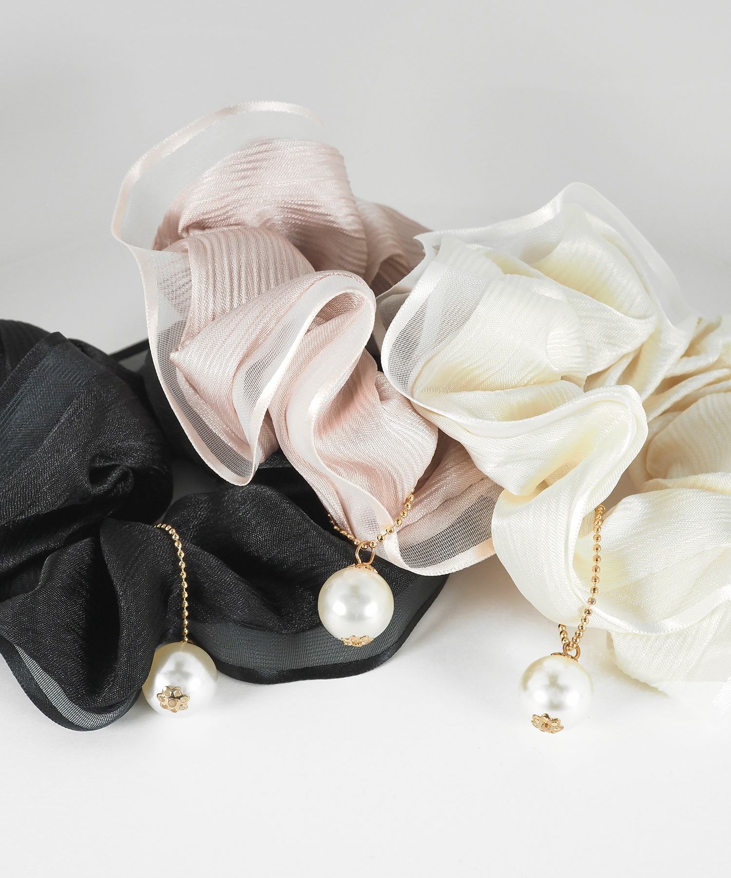 パールチャーム付きシュシュ