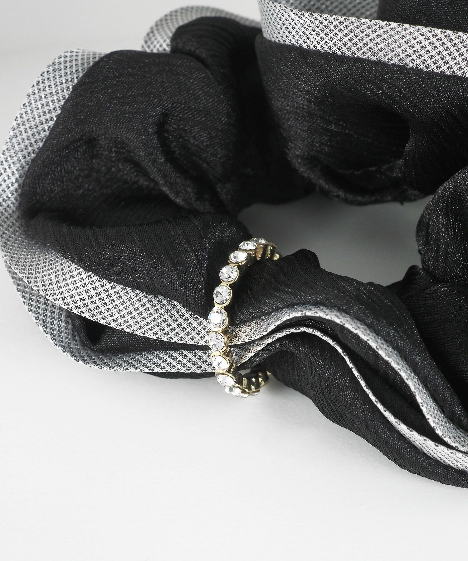 ストーンラインチャーム付きシュシュ