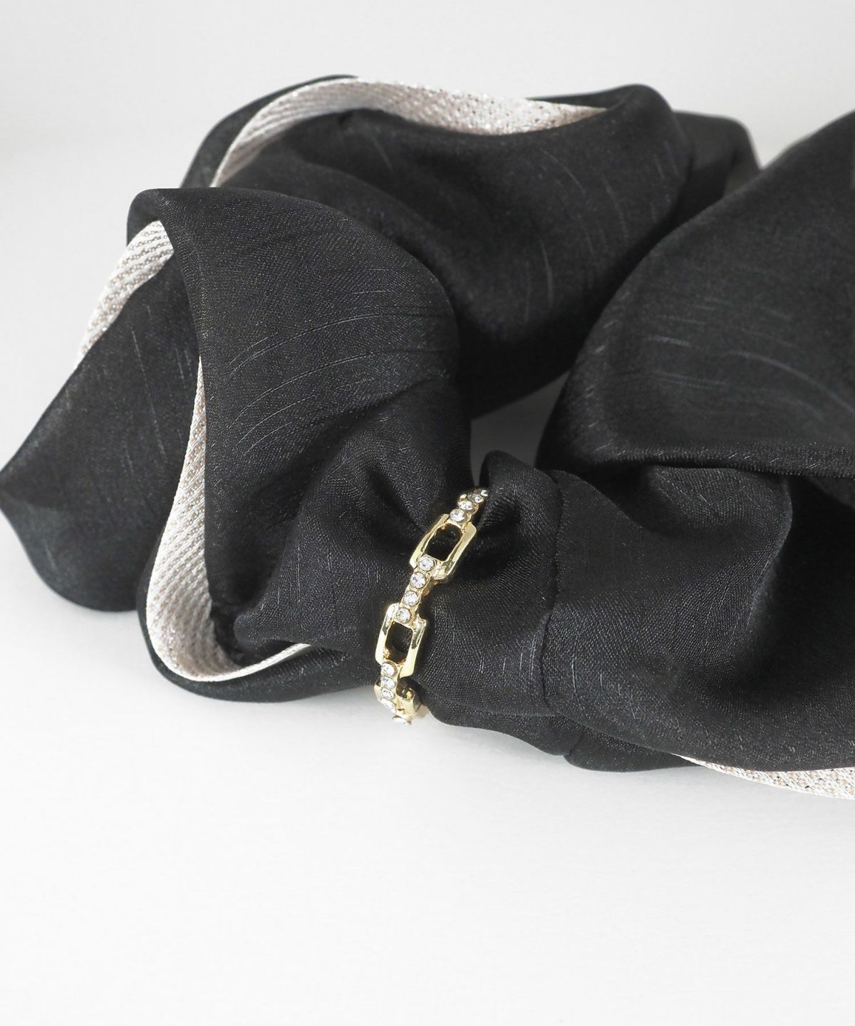 チェーンラインチャーム付きシュシュ