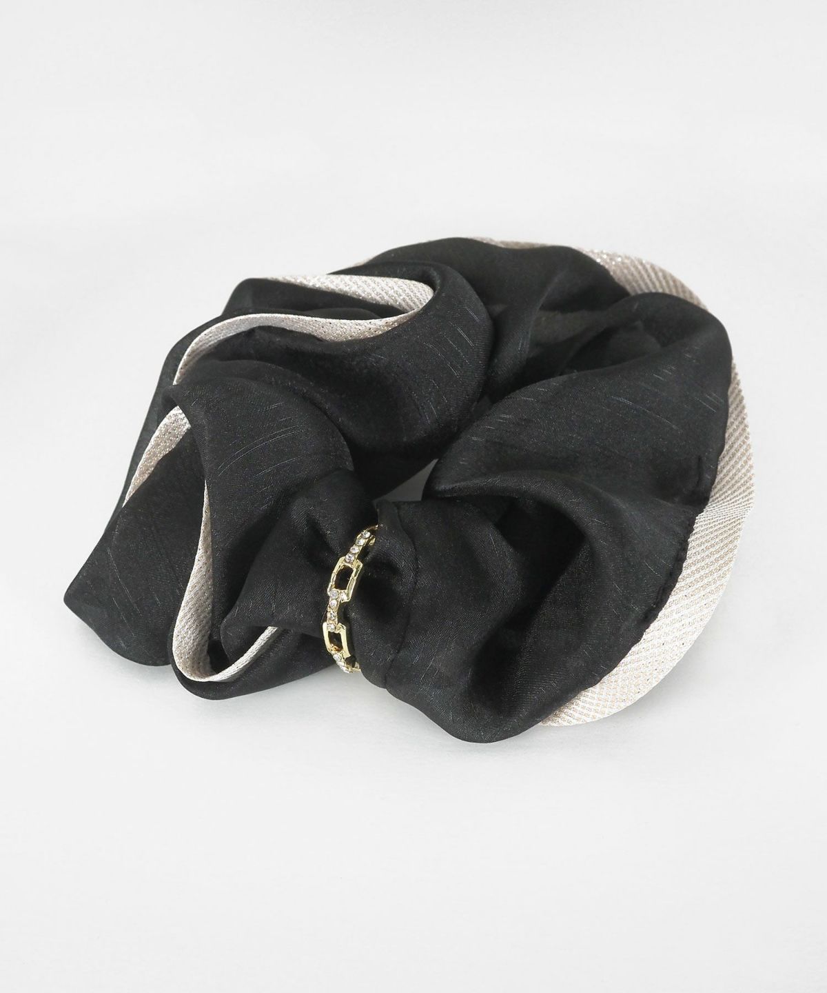 チェーンラインチャーム付きシュシュ