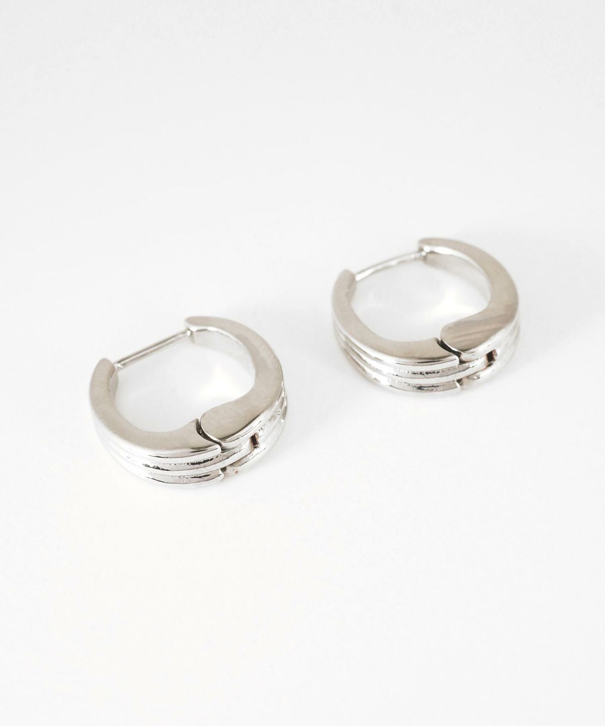 トリプルラインスプリングフープピアス