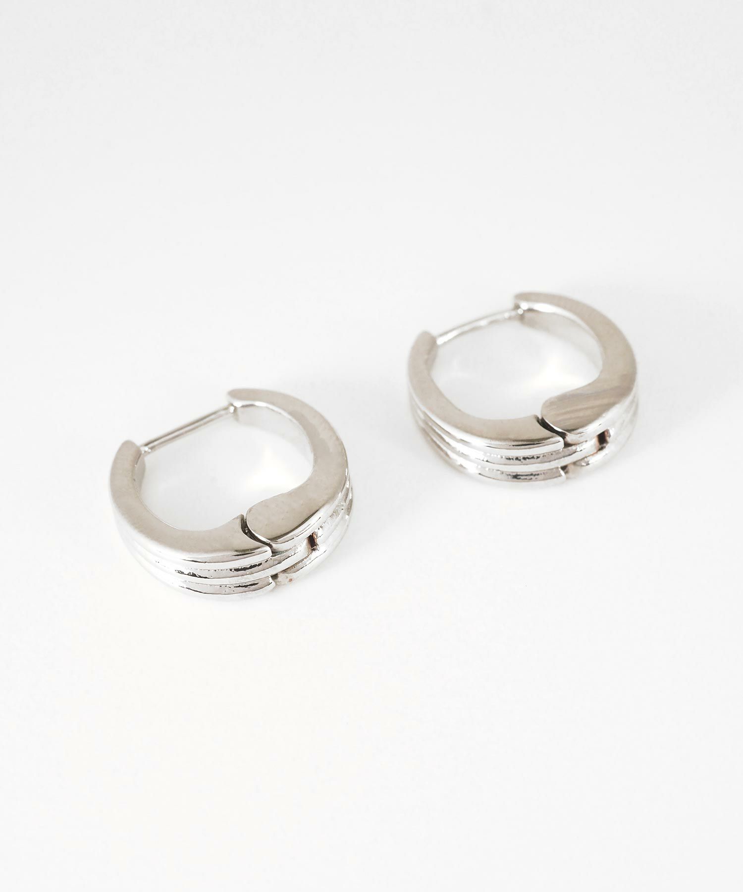 トリプルラインスプリングフープピアス