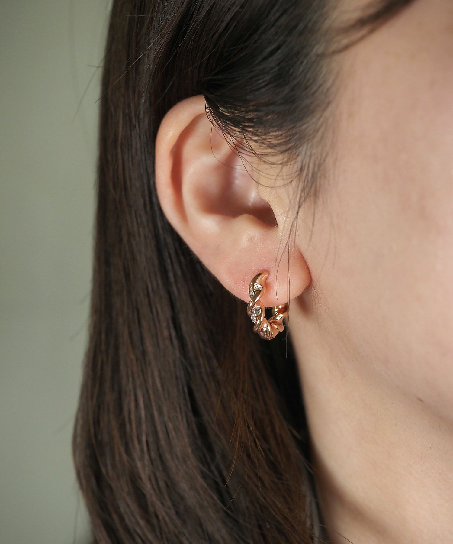 ツイストストーンスプリングフープピアス