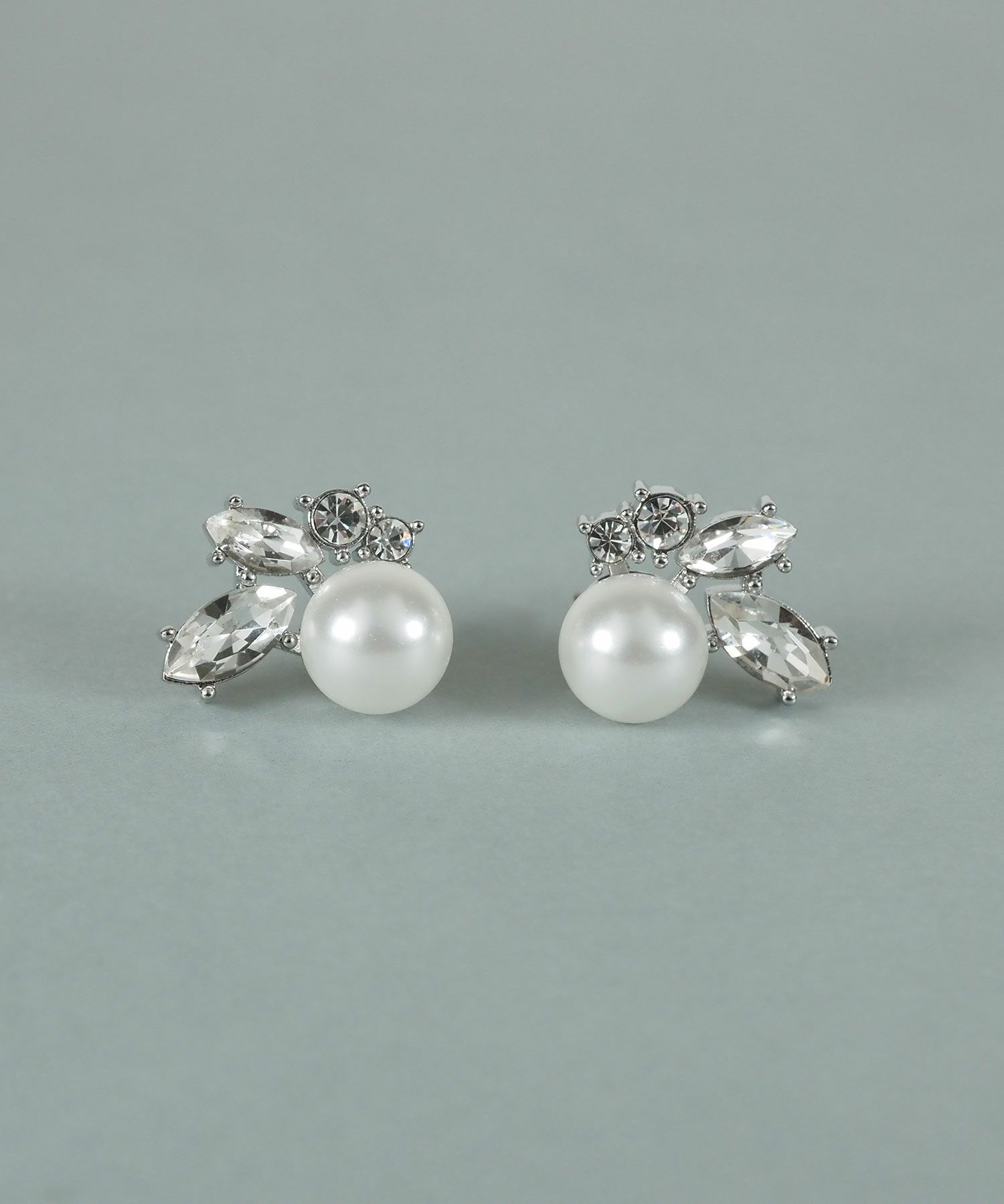 貝パールビジューピアス