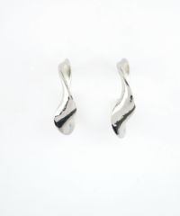 ツイストメタルピュアチタンポストピアス【ISS】