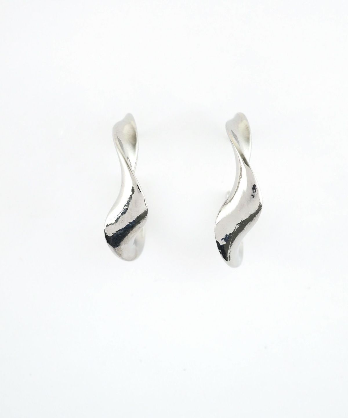 ツイストメタルピュアチタンポストピアス【ISS】