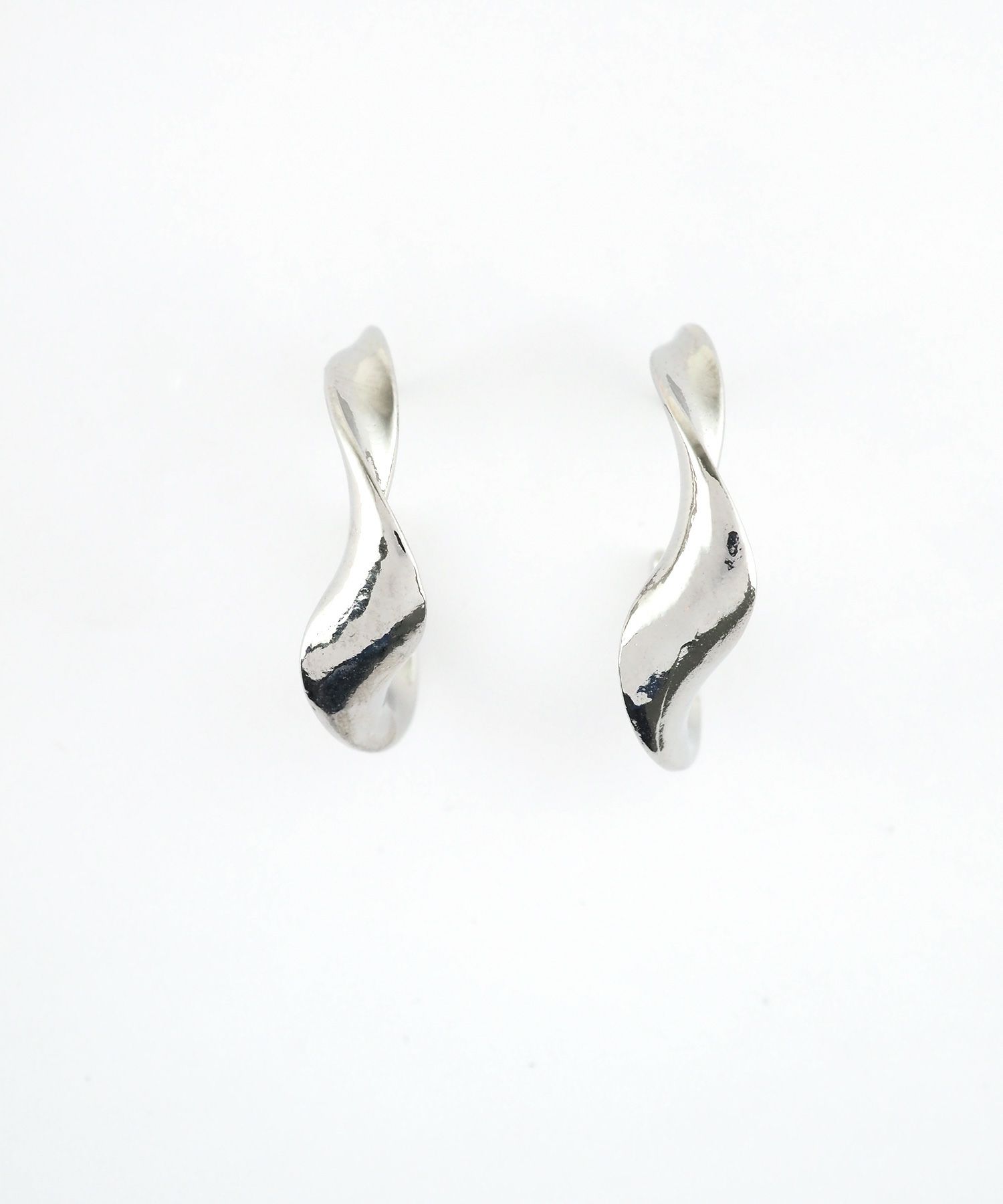 ツイストメタルピュアチタンポストピアス【ISS】