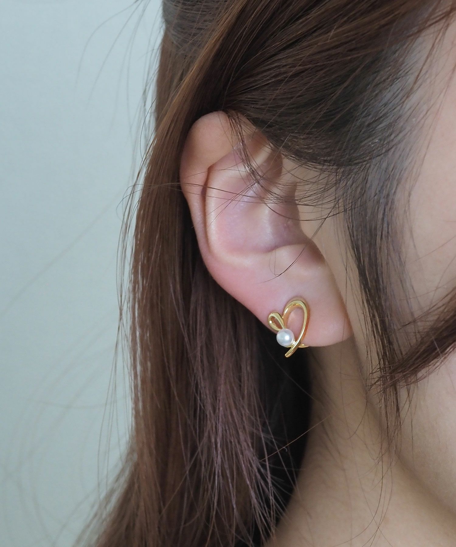 ニュアンスハートパールラウンドメタルイヤリング