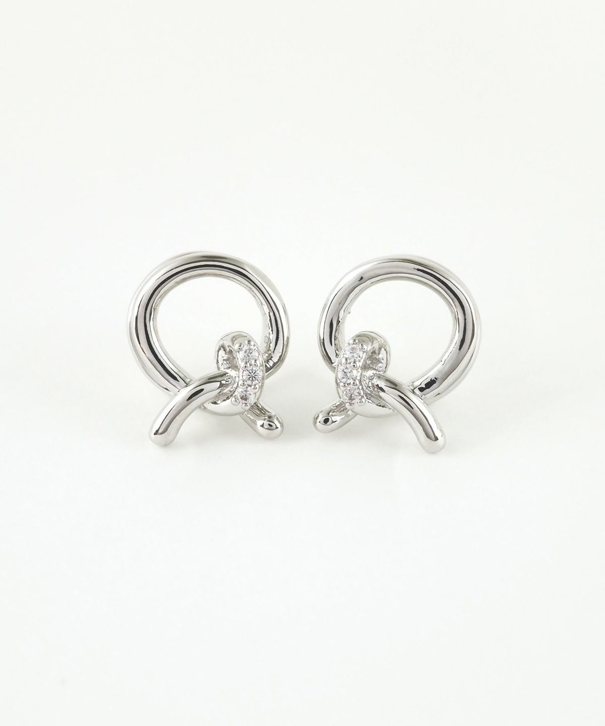 スリークノットラウンドメタルイヤリング