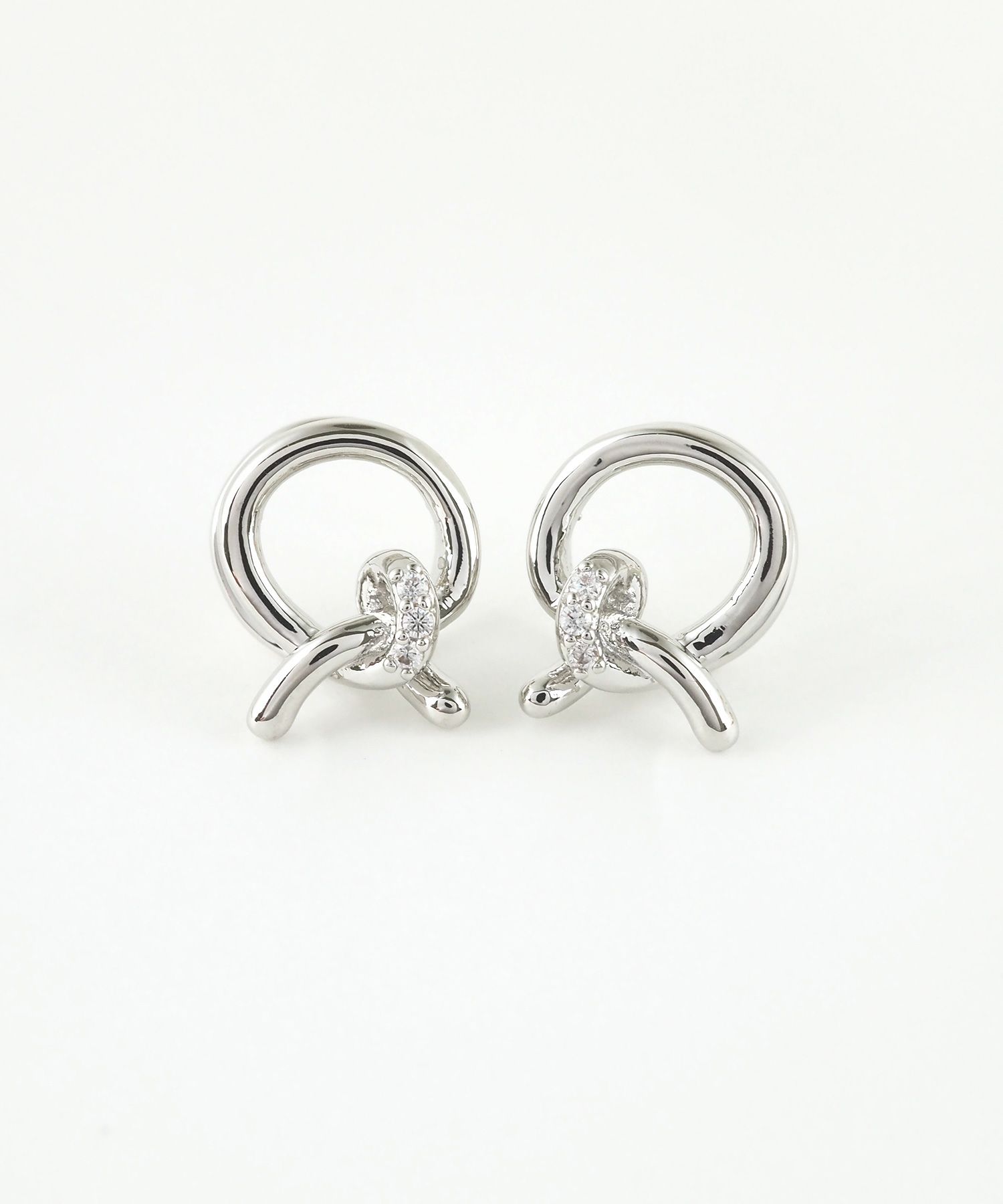 スリークノットラウンドメタルイヤリング