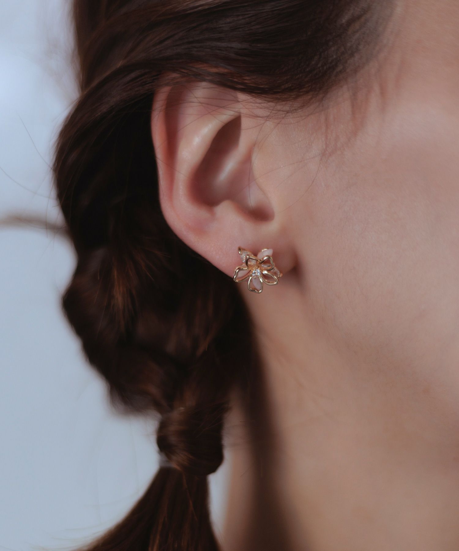 ダブルレイヤーフラワーチタンポストピアス